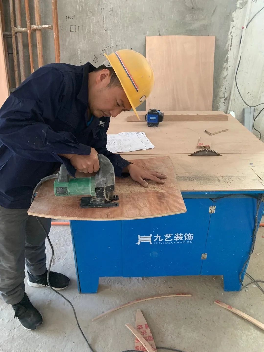 貼磚完成后，木工進(jìn)場前