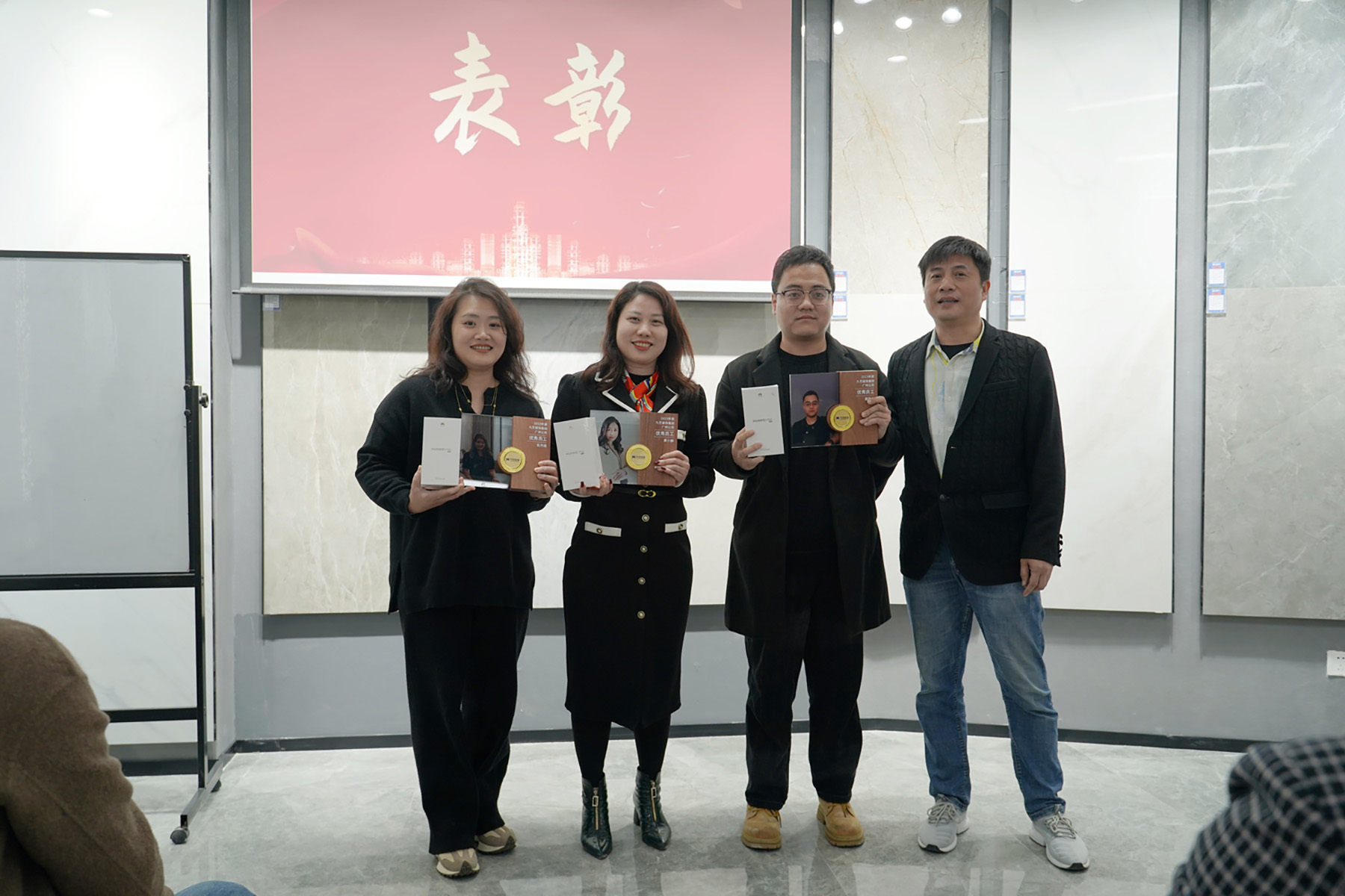 設(shè)計(jì)部?jī)?yōu)秀員工與唐總監(jiān)合影留念